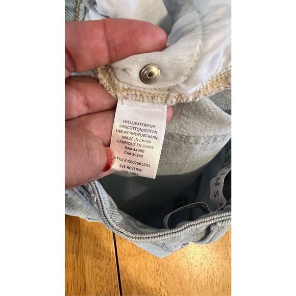 Tinseltown High Rise Frayed Trim Distressed Jean Shorts new Size 30 - Picture 10 of 10